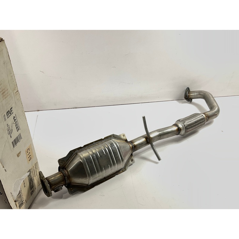Magnaflow 441025 CARB California Rear Catalytic Converter 2003-05 Corolla, Vibe