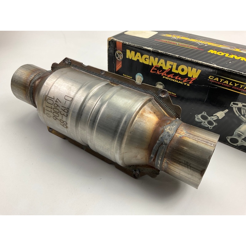 Magnaflow 46006 Universal California OBDII Catalytic Converter: 2-1/2'' In / Out