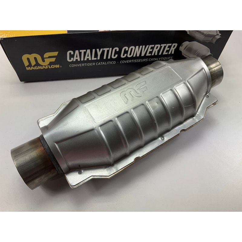 Magnaflow 51006 Universal EPA Compliant Catalytic Converter - 2.50'' Inlet/Outlet