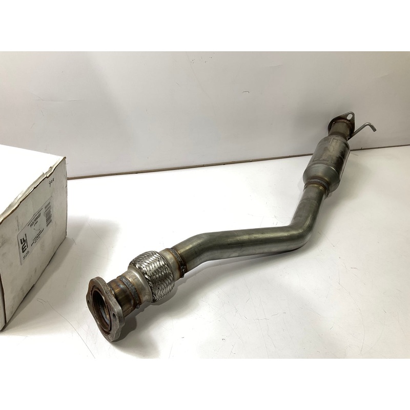 Magnaflow 23469 Direct Fit FRONT Catalytic Converter - 98-00 Century, Grand Prix