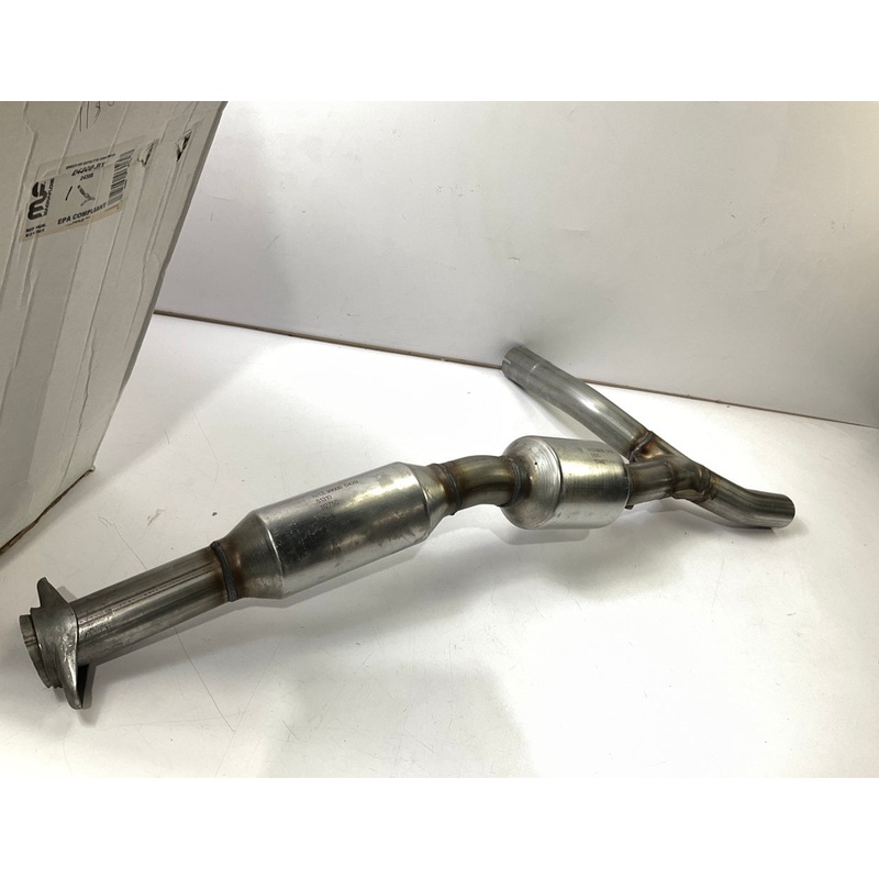 Magnaflow 24308 RIGHT Direct-fit Catalytic Converter - 05-07 Ford E150 E250 4.6L