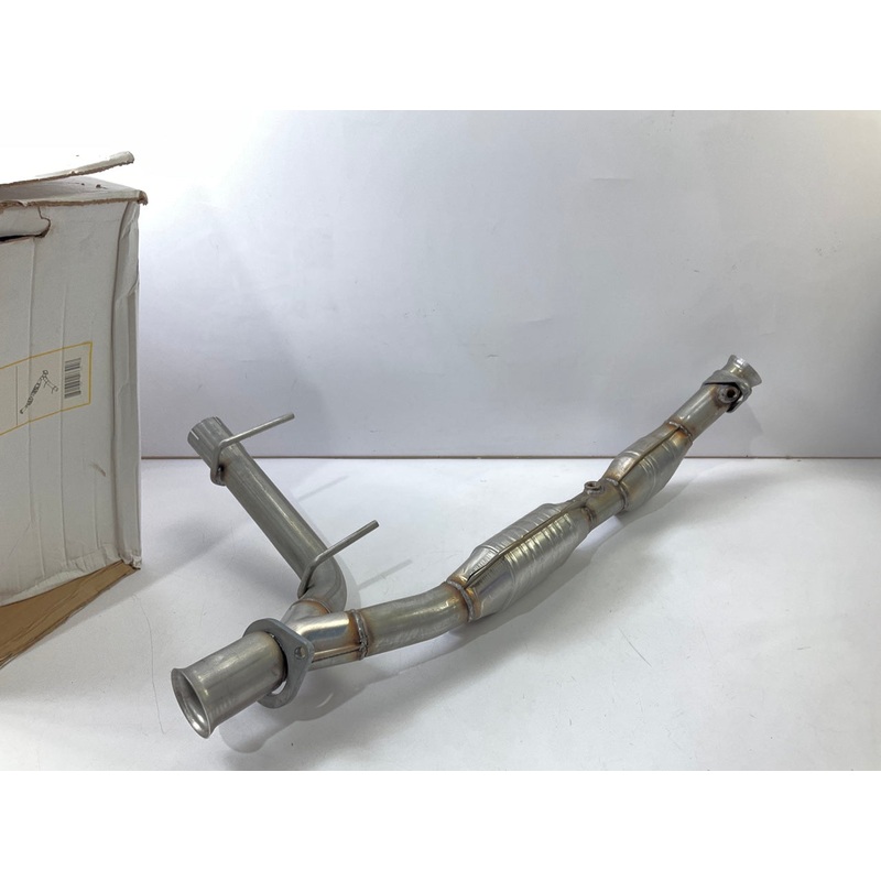 Magnaflow 24441 Direct-Fit RIGHT Catalytic Converter - 03-04 Expedition 4.6L V8