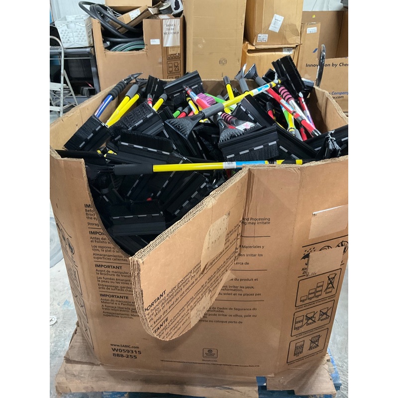 ONE PALLET  - HOPKINS LONG HANDLE Windshield Snow Brush / Ice Scrapers 200 PCS