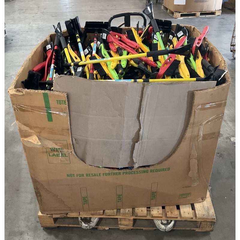 600 Pieces - WHOLESALE Pallet Of Ice Scrapers & Snow Brushes, MIXED LOT