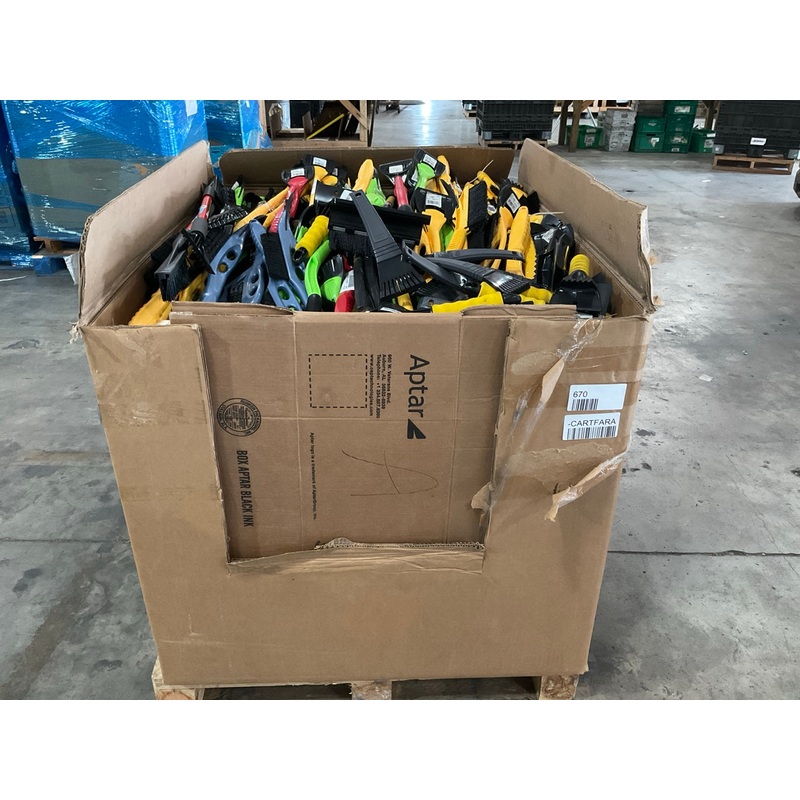670 Pcs - Wholesale Pallet Of Mixed Ice Scrapers & Snow Brushes