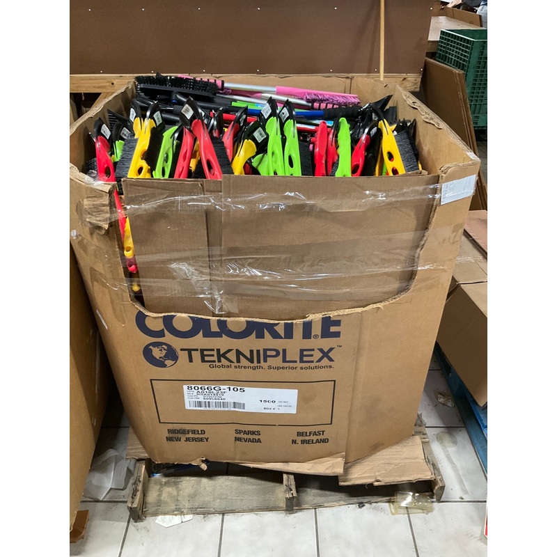 320 Pieces - WHOLESALE Pallet Of Ice Scrapers & Snow Brushes, MIXED LOT